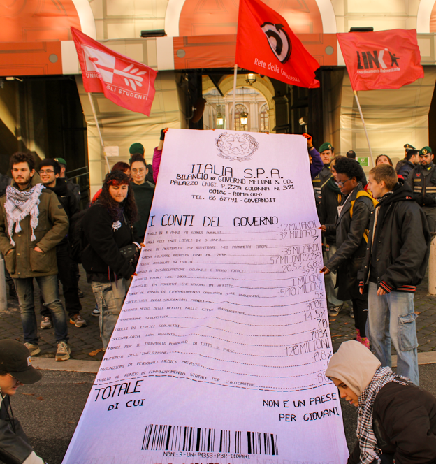 NON È UN PAESE PER GIOVANI